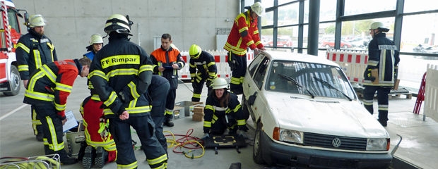 Feuerwehrleute bei einer THL-Übung in der Staatlichen Feuerwehrschule Würzburg